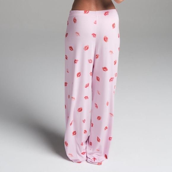 Skims Sleep “Cherry Blossom Lipstick” Set - Picture 4 of 7